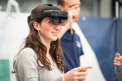 Auf dem Bild ist ein Wissenschaftler zu sehen, der Biologieunterricht mit praktischer & anwendungsorientier Forschung verbindet. Schulfachnavigation_außerschulische Angebote nach Schulfächern. MINT-Bildung.