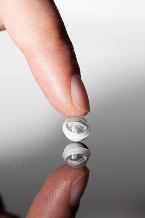 Auf dem Bild ist ein Sensor in Miniatur-Größe zu sehen. Verfahrenstechnik studieren.