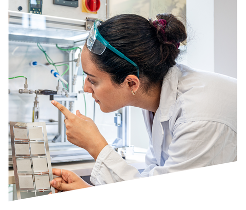 Auf dem Bild sind Studierende zu sehen, die in der Verfahrenstechnik arbeiten
