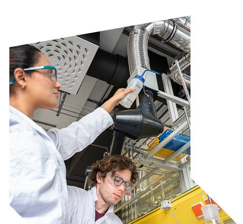 Auf dem Bild sind Studierende zu sehen, die in der Verfahrenstechnik arbeiten