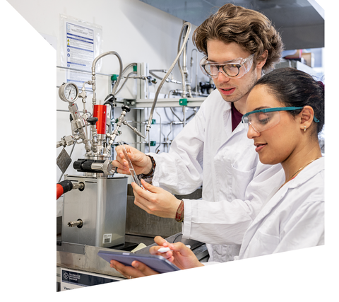 Auf dem Bild sind Studierende zu sehen, die in der Verfahrenstechnik arbeiten