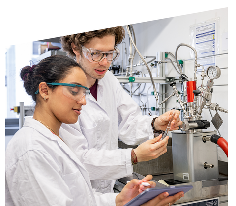 Auf dem Bild sind Personen zu sehen, die Verfahrenstechnik und Naturstofftechnik studieren