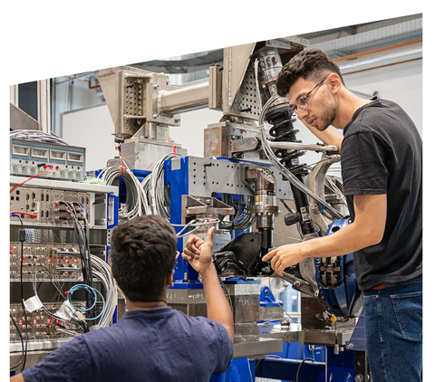 Auf dem Bild sind Personen zu sehen, die Verfahrenstechnik und Naturstofftechnik studieren