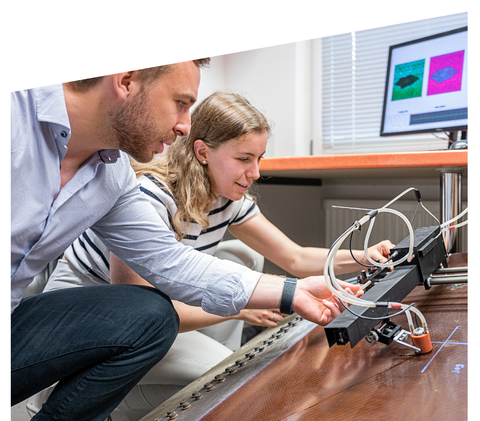 Auf dem Bild sind Studierende in der Luft- und Raumfahrttechnik der TU Dresden zu sehen