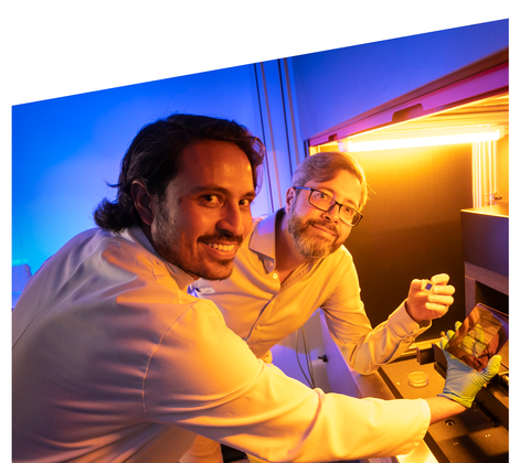 Auf dem Bild sind Studierende des Studiengangs Master Materialwissenschaft und Werkstofftechnik zu sehen