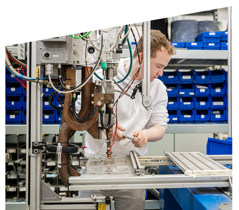 Auf dem Bild sind Studierende des Master Studiengangs Resource Efficient Manufacturing and Materials zu sehen
