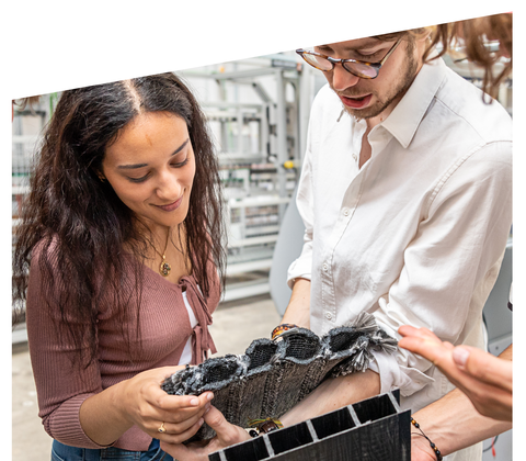 Auf dem Bild sind Studierende im Studiengang Bioinspired Material and Fiber Systems for Medical and Lightweight Applications zu sehen