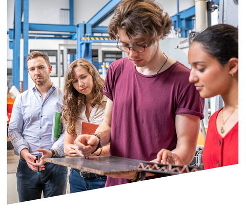 Auf dem Bild sind Studierende in der Luft- und Raumfahrttechnik der TU Dresden zu sehen