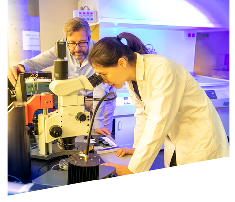 Auf dem Bild sind Studierende des Studiengangs Master Materialwissenschaft und Werkstofftechnik zu sehen