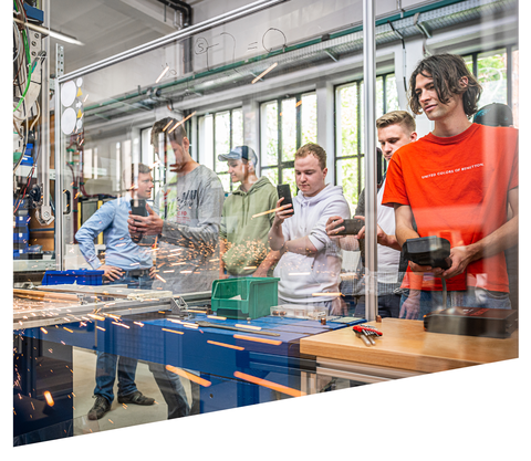 Auf dem Bild sind Studierende des Master Studiengangs Resource Efficient Manufacturing and Materials zu sehen