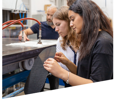 Auf dem Bild sind Studierende im Studiengang Bioinspired Material and Fiber Systems for Medical and Lightweight Applications zu sehen