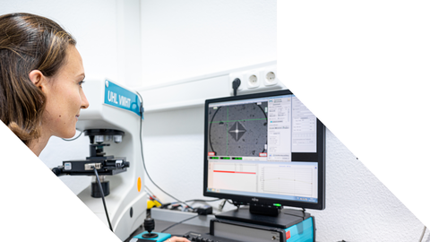 Auf dem Bild sind Studierende des Studiengangs Master Materialwissenschaft und Werkstofftechnik zu sehen