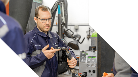 Auf dem Bild sind Studierende des Master Studiengangs Resource Efficient Manufacturing and Materials zu sehen