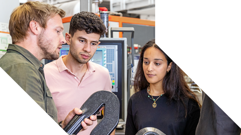 Auf dem Bild sind Studierende im Studiengang Bioinspired Material and Fiber Systems for Medical and Lightweight Applications zu sehen