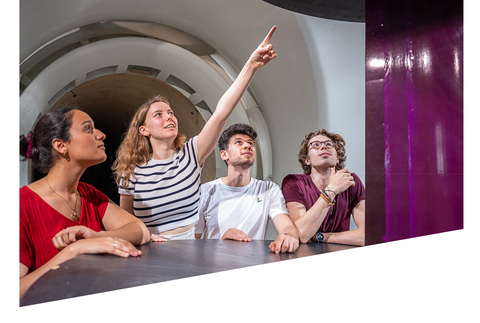 Auf dem Bild sind Studierende in der Luft- und Raumfahrttechnik der TU Dresden zu sehen
