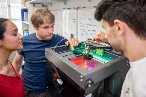 Auf dem Bild sind Studierende der Verfahrenstechnik und Naturstofftechnik an der TU Dresden zu sehen, die in einer Praxissituation innerhalb des Studiengangs fotografiert worden sind