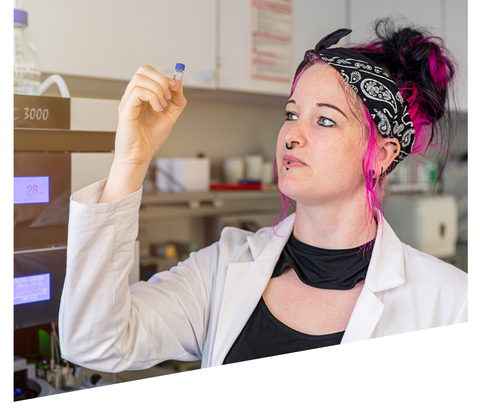 Auf dem Bild sind Studierende der Verfahrenstechnik und Naturstofftechnik an der TU Dresden zu sehen, die in einer Praxissituation innerhalb des Studiengangs fotografiert worden sind