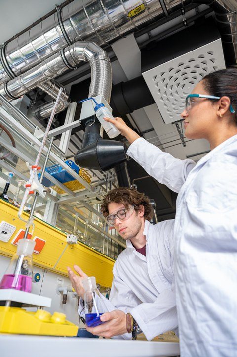 Auf dem Bild sind Studierenden der Verfahrenstechnik und Naturstofftechnik an der TU Dresden zu sehen, die in einer Praxissituation aus dem Studium fotografiert worden sind