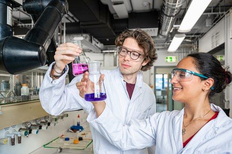 Auf dem Bild sind Studierenden der Verfahrenstechnik und Naturstofftechnik an der TU Dresden zu sehen. Verfahrenstechnik studieren. Chemieingenieurtechnik, Holz- und Faserwerkstofftechnik, Lebensmitteltechnik, Bioverfahrenstechnik.