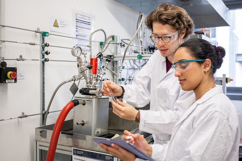 Auf dem Bild sind Studierenden der Verfahrenstechnik und Naturstofftechnik an der TU Dresden zu sehen, die in einer Praxissituation aus dem Studium fotografiert worden sind