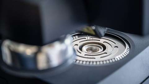 Auf dem Bild sind Studierende aus der Verfahrenstechnik und Naturstofftechnik der TU Dresden zu sehen, die in einer Praxissituation abfotografiert worden sind.