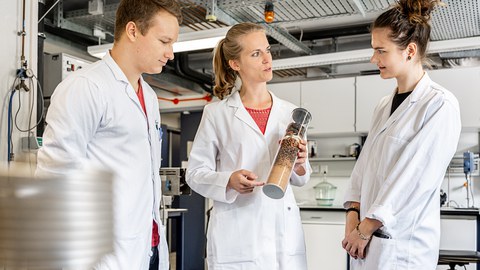 Auf dem Bild sind Studierende aus der Verfahrenstechnik und Naturstofftechnik der TU Dresden zu sehen, die in einer Praxissituation abfotografiert worden sind.