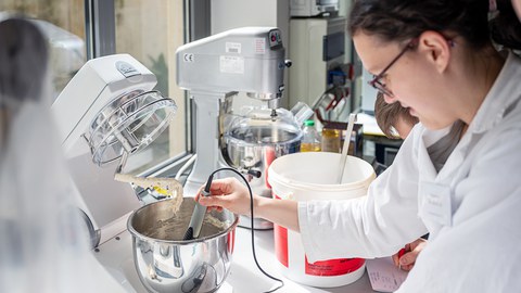 Auf dem Bild sind Studierende aus der Verfahrenstechnik und Naturstofftechnik der TU Dresden zu sehen, die in einer Praxissituation abfotografiert worden sind.