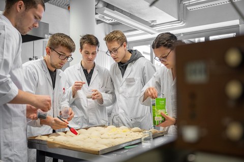 Auf dem Bild sind Studierende aus der Verfahrenstechnik und Naturstofftechnik der TU Dresden zu sehen, die in einer Praxissituation abfotografiert worden sind.