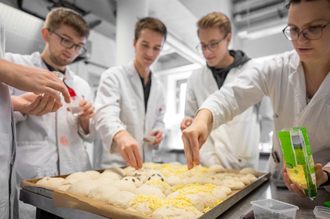 Auf dem Bild sind Studierende aus der Verfahrenstechnik und Naturstofftechnik der TU Dresden zu sehen, die in einer Praxissituation abfotografiert worden sind.