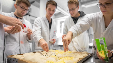 Auf dem Bild sind Studierende aus der Verfahrenstechnik und Naturstofftechnik der TU Dresden zu sehen, die in einer Praxissituation abfotografiert worden sind.