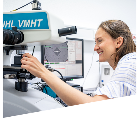 Auf dem Bild sind Studierende der Werkstoffwissenschaft an der TU Dresden zu sehen, die in einer Praxissituation fotografiert worden