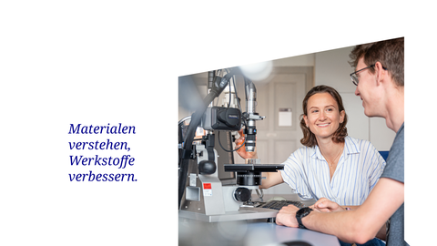 Auf dem Bild ist ein Mann zu sehen, der einen Mikrochip in die Kamera hält.