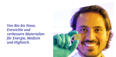 Auf dem Bild ist ein Mann zu sehen, der einen Mikrochip in die Kamera hält.