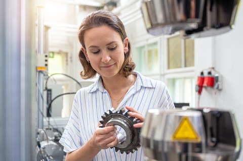 Auf dem Bild sind Studierende der Werkstoffwissenschaft an der TU Dresden zu sehen, die in einer Praxissituation fotografiert worden