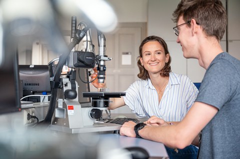 Auf dem Bild sind Studierende der Werkstoffwissenschaft an der TU Dresden zu sehen, die in einer Praxissituation fotografiert worden