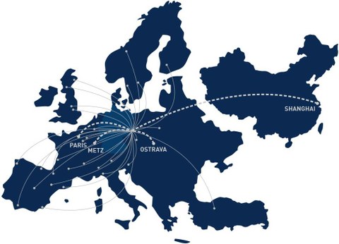 Grafik: ein blaue Karte zeigt Europa ohne Russland, aber mit der Türkei und China. Von einem Punkt, der TU Dresden,  gehen viele Linien aus zu verschiedenen Städten. Hervorgehoben sind Paris, Metz, Ostrava und Shanghai.