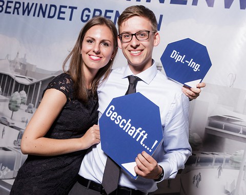 Pärchen am Tag der Fakultät Maschinenwesen 2016 vor der Fotobooth-Wand.