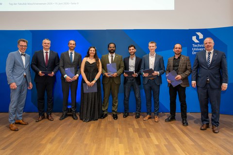 Gruppe von Absolventinnen und Absolventen