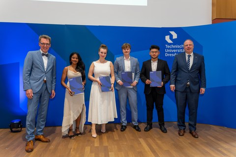 Gruppe von Absolventinnen und Absolventen