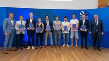 Gruppe von Absolventinnen und Absolventen