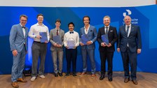 Gruppe von Absolventinnen und Absolventen