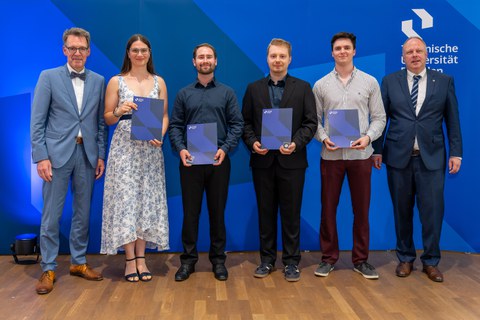 Gruppe von Absolventinnen und Absolventen