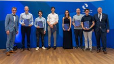 Gruppe von Absolventinnen und Absolventen