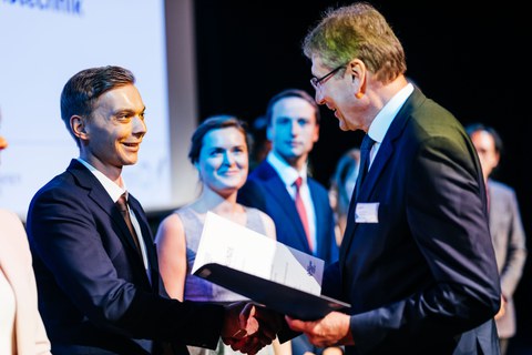 Dekan Prof. Beckmann gratuliert Absolvent beim Tag der Fakultät Maschinenwesen