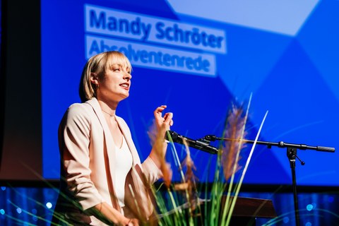 Mandy Schröter, Absolventin der Verfahrenstechnik und Naturstofftechnik, hält Rede beim Tag der Fakultät Maschinenwesen der TU Dresden