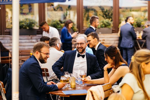 Absolventen beim Tag der Fakultät Maschinenwesen im Biergarten