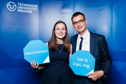 Maschinenbau-Absolventin und Absolvent beim Tag der Fakultät Maschinenwesen der TU Dresden