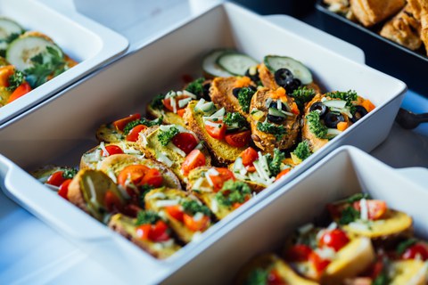 Brothäppchen mit Aufstrich und Gemüse