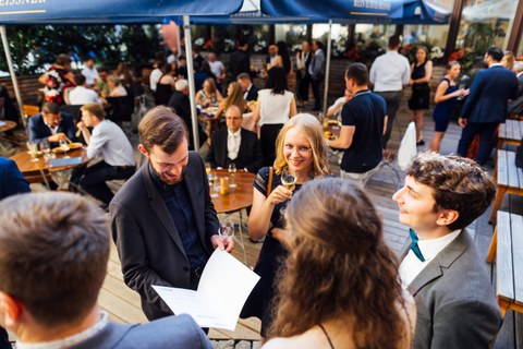 Absolventen und Absolventinnen in Biergarten