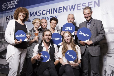 Foto: 8 Personen stehen vor einem Plakat der Fakultät Maschinenwesen, freuen sich und halten 6 blaue Schilder in den Händen auf denen steht: exzellent; geschafft; 2016; fertsch; Dipl.-Ing und Jun.-Prof.